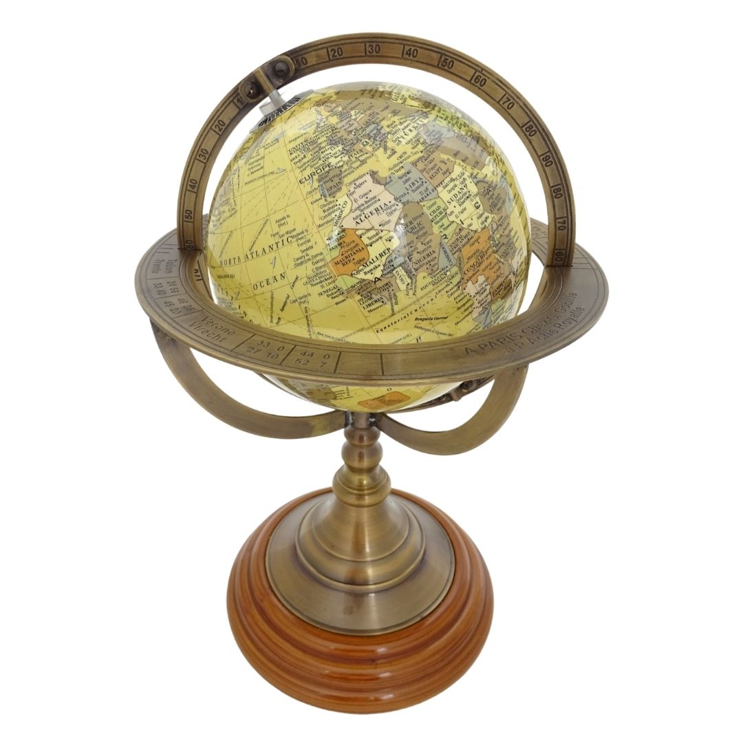 Globo decorativo com base em latão e possibilidade de personalização por gravação