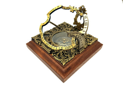 Relógio de Sol de Latão Habsburgo H30 com possibilidade de personalização por gravação, ideal para presente, em estilo elegante de Augsburgo, altura 10 cm, sobre base de madeira