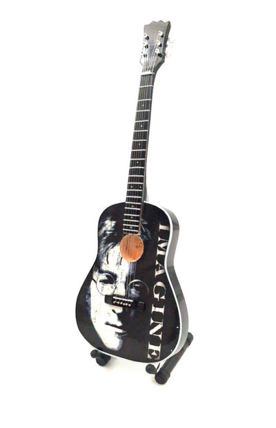 Mini guitarra decorativa John Lennon The Beatles 24 cm com gravação personalizada