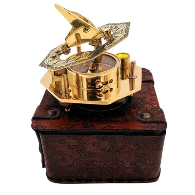 Bússola de latão em caixa de couro estilosa com possibilidade de gravação – presente retro vintage para viajante, marinheiro - 8 cm de altura, design elegante em latão
