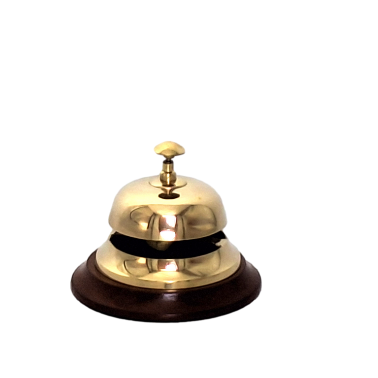 Gongo de latão para hotel com base de madeira TB27/4 com possibilidade de personalização por gravação, presente elegante em cor dourada e castanha, altura 11 cm, diâmetro 12 cm