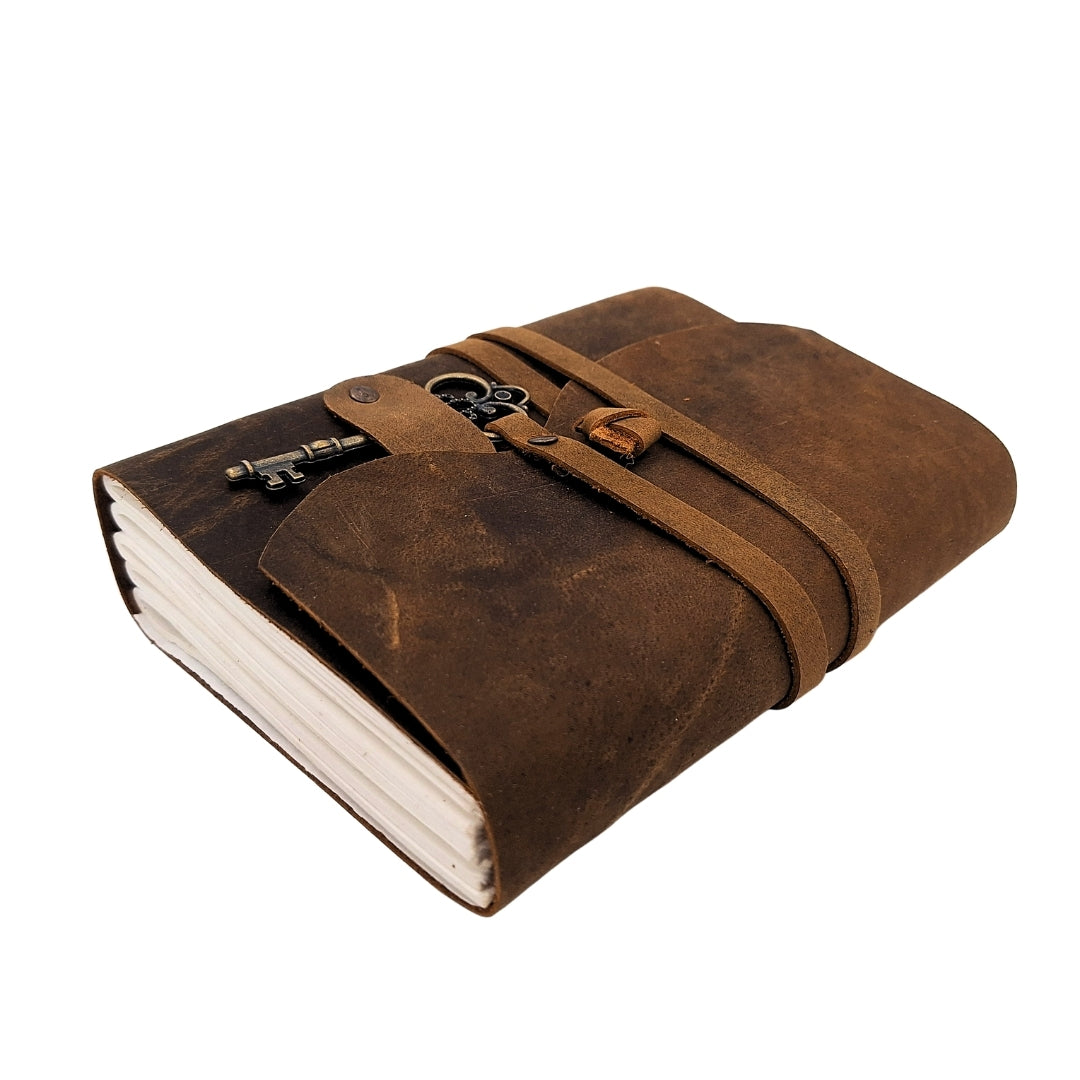 Caderno de pele retro com chave e correia 200 páginas 18 x 13 cm