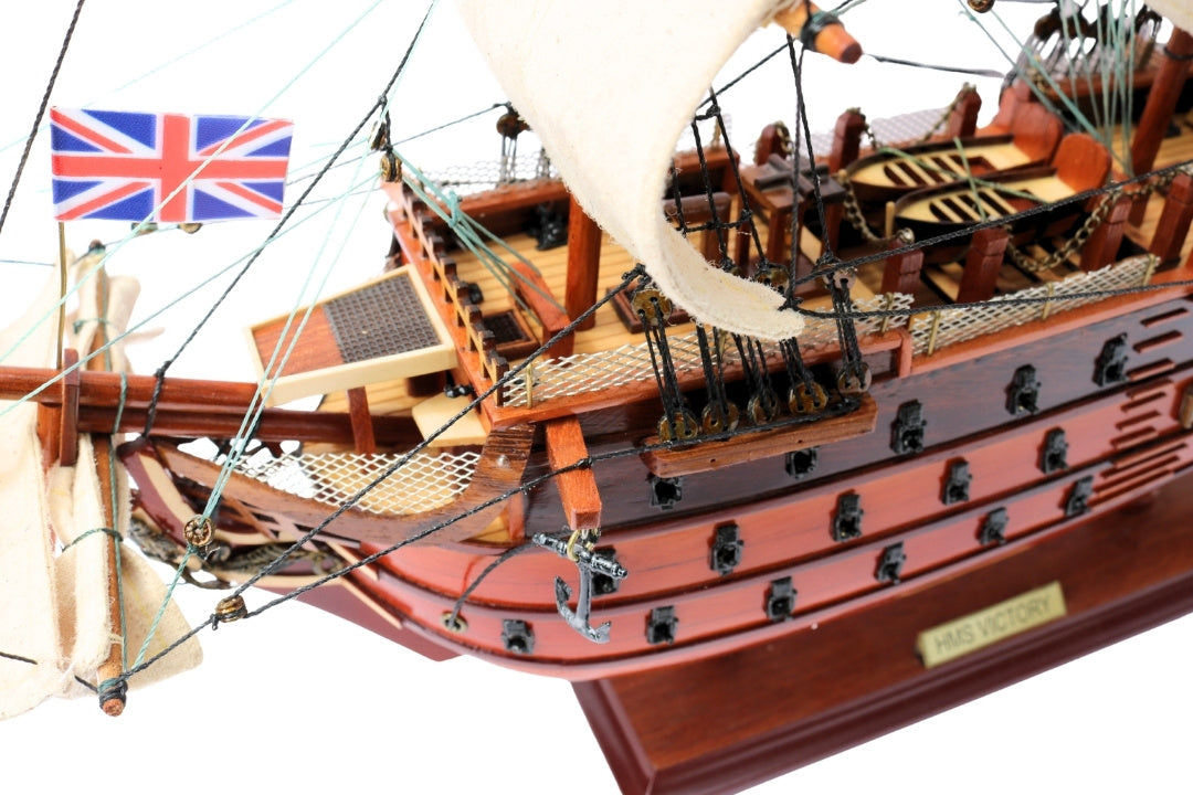 Modelo do veleiro HMS Victory montado 54 cm - Réplica feita à mão com possibilidade de personalização por gravação - Presente ideal para amantes da vela - Alta qualidade, base de madeira elegante