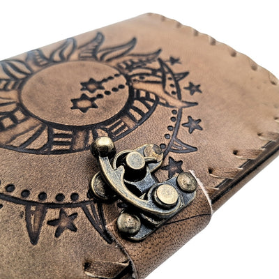 Caderno de pele retro Sol e Lua 200 páginas com possibilidade de personalização por gravação, bege e castanho, ideal para presente a artista ou amante da magia do quotidiano