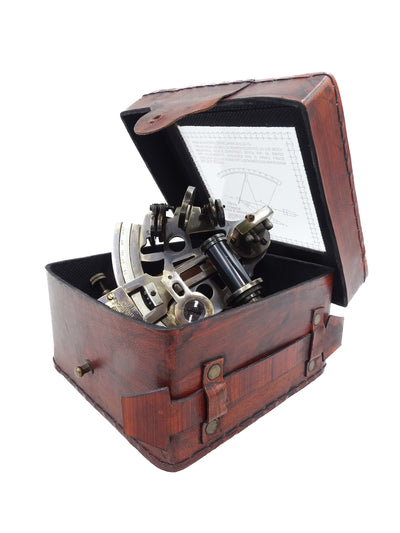 Sextante de Latão com Gravação em Estojo de Couro - Réplica de 1917, Ideal para Presente para Marinheiros e Astrónomos, Dimensões 13x12x6 cm, Antigo, Material: Latão e Vidro