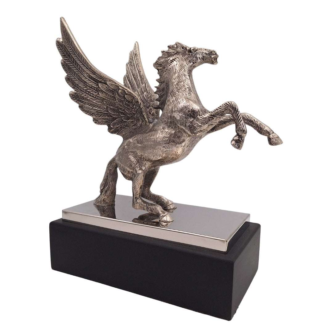 Figura Decorativa Pégaso em Alumínio com Base em Aço e Madeira, Gravação Personalizada, Presente Elegante para Amantes da Mitologia Grega, Altura 36 cm, Cor Prateada com Base Preta