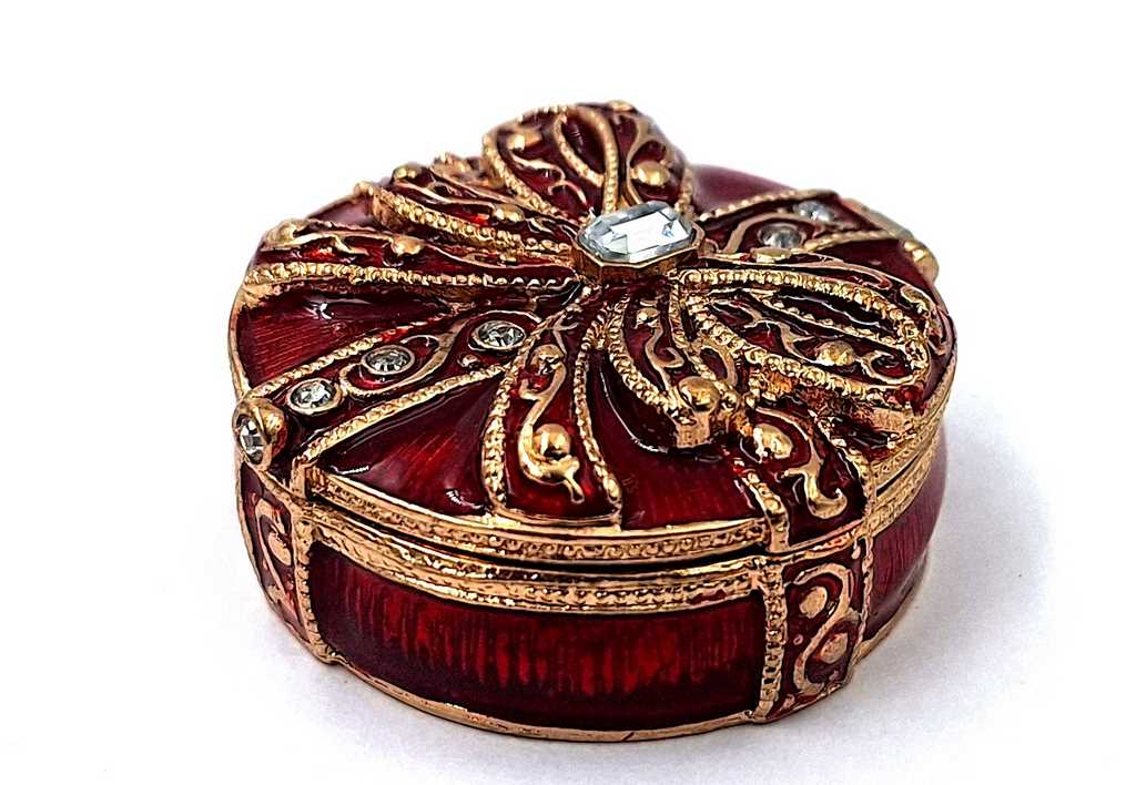 Caixa de presente exclusiva em metal com cristais B0118-08 em cor vermelho e dourado, possibilidade de personalização por gravação, ideal para joias e presente elegante para qualquer mulher, dimensões 4x4x1 cm, estilo glamour