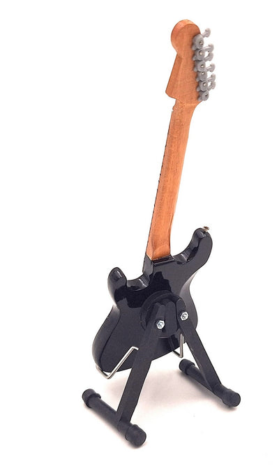 Mini guitarra inspirada em Kurt Cobain com possibilidade de personalização por gravação, feita à mão em madeira de mogno, preta/branca, altura 27,5 cm