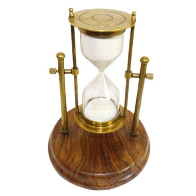 Ampulheta de latão TMR-0200 sobre base de madeira, personalizável com gravação — um presente elegante para a secretária, 20 cm de altura, areia branca