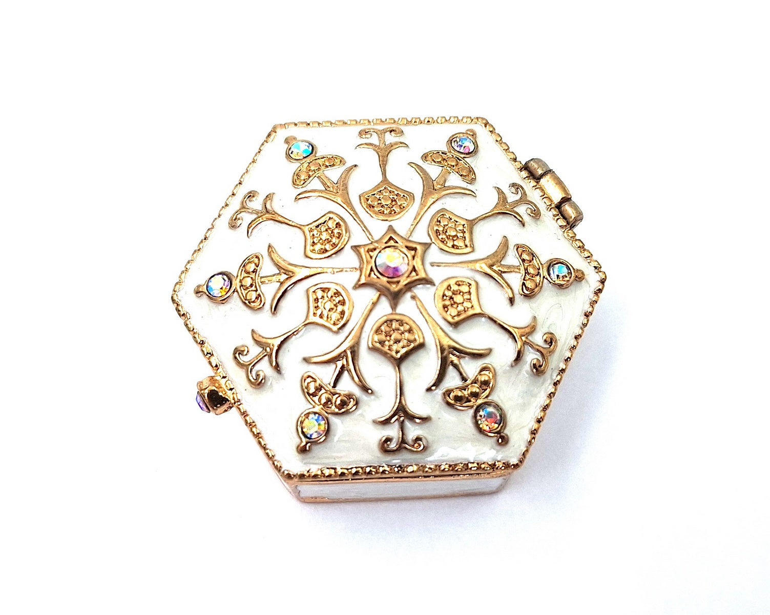 Caixa de presente elegante em metal com cristais B0035-08WH, branco e dourado, possibilidade de personalização por gravação, ideal para joias e pequenos objetos, 5x5x2 cm
