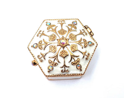 Caixa de presente elegante em metal com cristais B0035-08WH, branco e dourado, possibilidade de personalização por gravação, ideal para joias e pequenos objetos, 5x5x2 cm