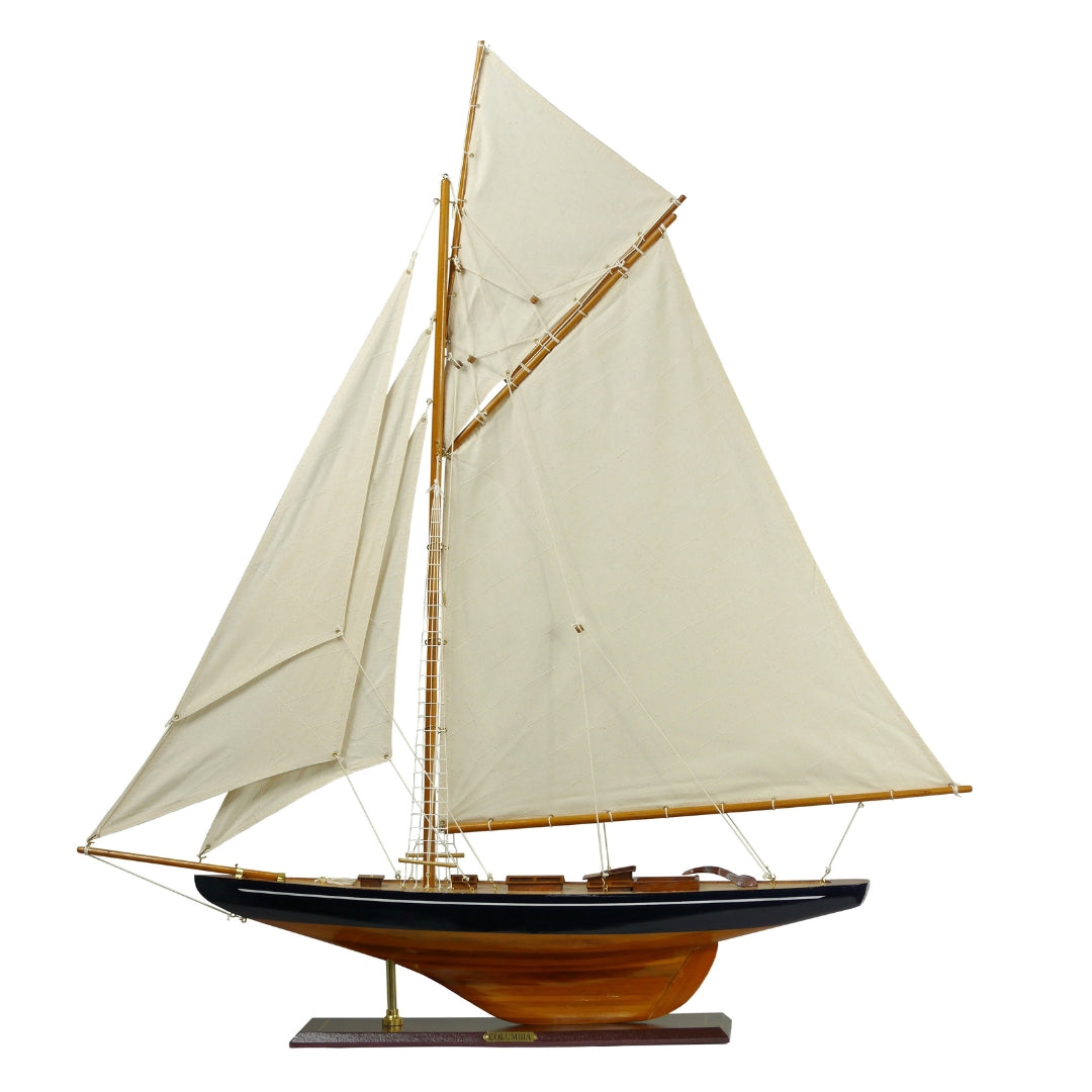 Modelo de iate Columbia com vela gafada, altura 104 cm, em madeira, com possibilidade de personalização por gravação