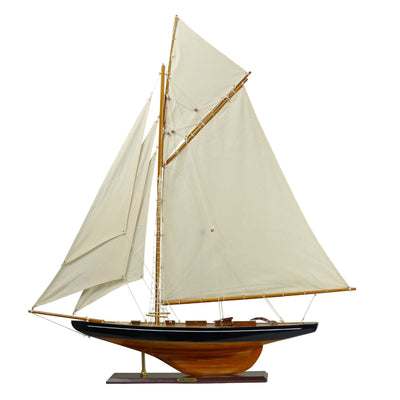 Modelo de iate Columbia com vela gafada, altura 104 cm, em madeira, com possibilidade de personalização por gravação