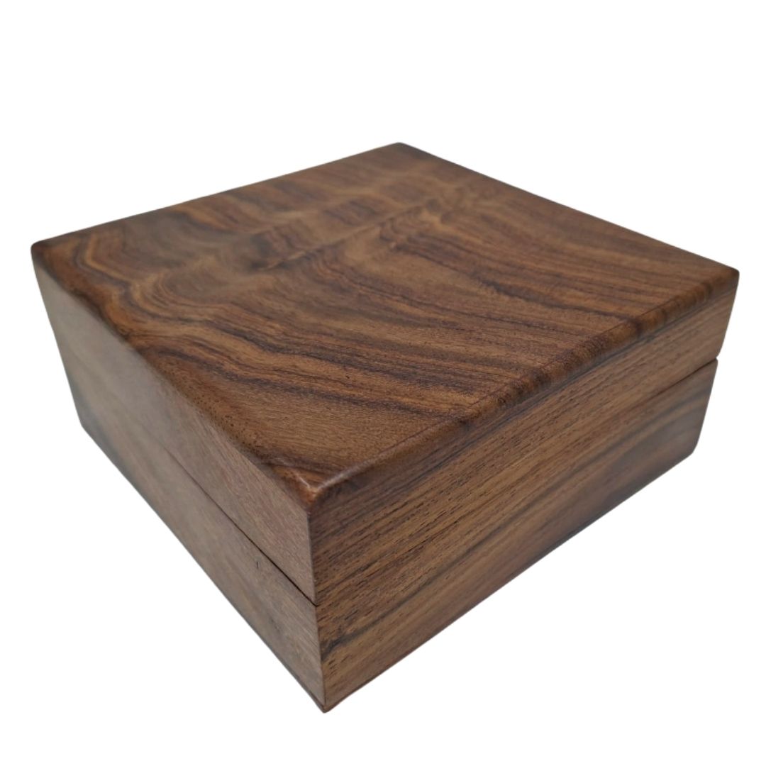 Elegante caixa de madeira com forro azul-marinho, 14x14x6,5 cm, personalizável com gravação