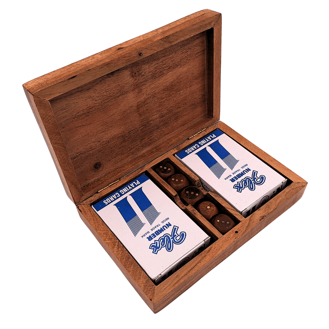 Conjunto Elegante de Jogos de Cartas e Dados em Caixa de Madeira com Decorações em Latão