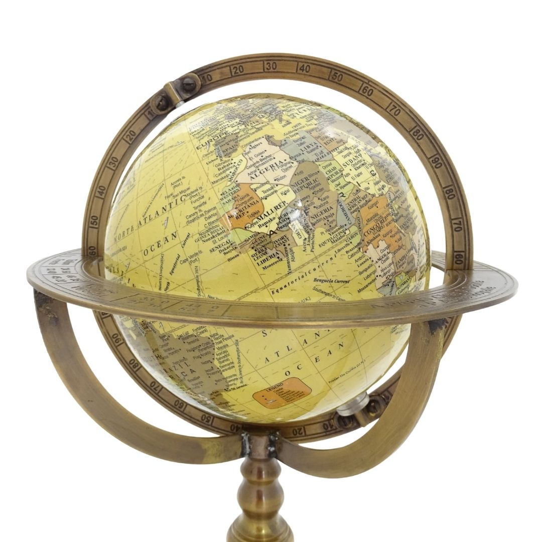 Globo decorativo com base em latão e possibilidade de personalização por gravação