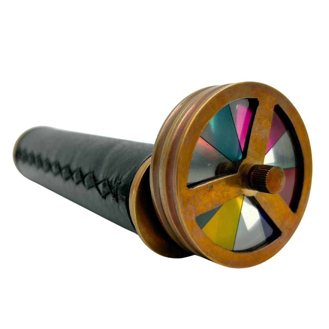 Caleidoscópio Retro de Latão e Couro com Possibilidade de Personalização por Gravação - Presente Elegante com 18 cm de Altura e 5,5 cm de Diâmetro