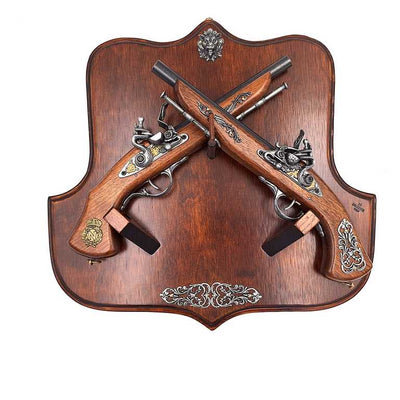 Réplica de pistolas de pederneira em suporte de madeira com possibilidade de personalização por gravação – Elemento decorativo elegante para presente a amantes de história – Dimensões 45 x 42,5 cm, comprimento das pistolas 37 cm, alta qualidade de fabrico
