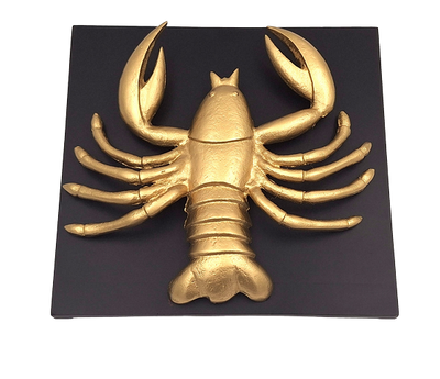 Estatueta decorativa dourada de Caranguejo em alumínio com possibilidade de personalização por gravação - presente elegante para qualquer ocasião, dimensões 29 x 27,5 x 9 cm, base de madeira preta