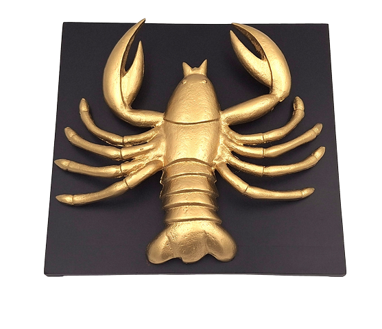 Estatueta decorativa dourada de Caranguejo em alumínio com possibilidade de personalização por gravação - presente elegante para qualquer ocasião, dimensões 29 x 27,5 x 9 cm, base de madeira preta