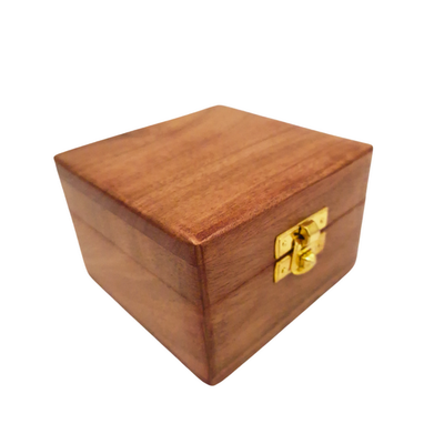 Caixa de madeira para presente 6 x 6 x 4 cm com possibilidade de gravação, castanha, com forro de tecido e fecho em latão