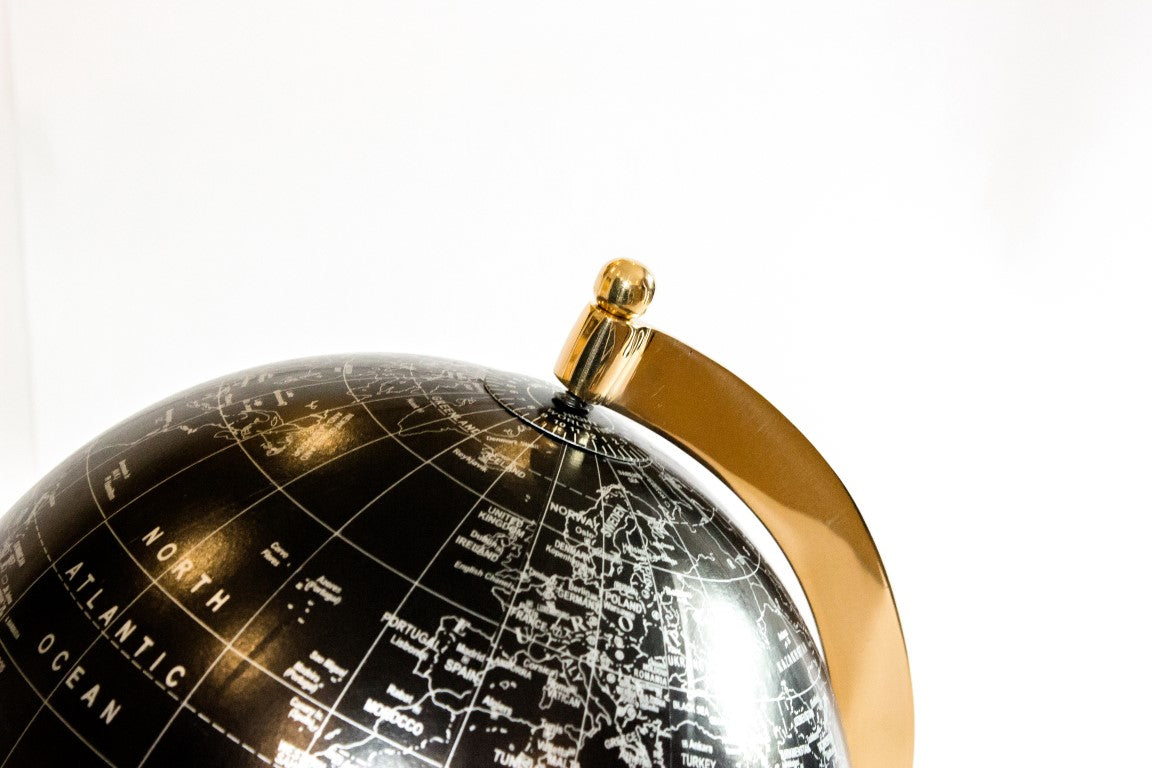 Globo decorativo Black & Gold com possibilidade de gravação personalizada – acessório elegante para presente, altura 20 cm, base de latão, mapa preto com inscrições prateadas