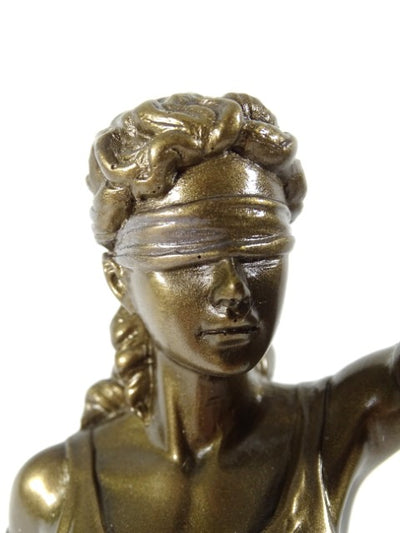 Estatueta Têmis 35 cm com possibilidade de personalização com gravação - presente elegante para advogado, juiz ou consultor jurídico, feita de poli-resina em cor dourada com acabamento antigo