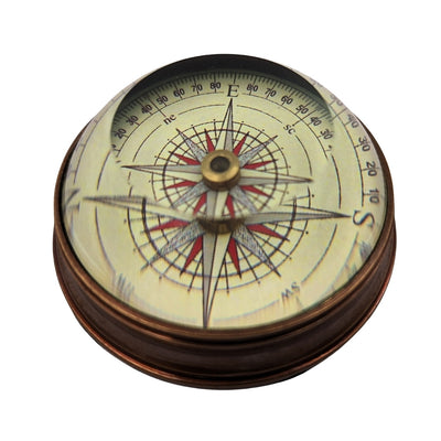 Bússola Estilosa de Lente em Latão e Vidro com Possibilidade de Personalização por Gravação - Gadget Retro para Secretária, Presente Ideal para Viajante - Diâmetro 6,3 cm, Altura 3 cm, Cor Bege, Vermelho e Preto