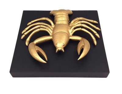 Estatueta decorativa dourada de Caranguejo em alumínio com possibilidade de personalização por gravação - presente elegante para qualquer ocasião, dimensões 29 x 27,5 x 9 cm, base de madeira preta