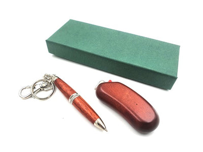 Conjunto elegante de presente com isqueiro e caneta em caixa de madeira, personalização por gravação, cor mogno, ideal para ocasiões especiais