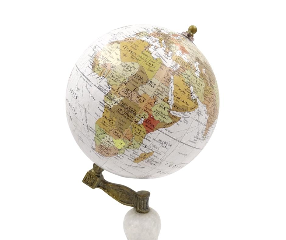 Globo Decorativo Voyager em Base de Mármore e Madeira com Opção de Personalização por Gravação – Presente Elegante para Amantes de Viagens, Altura 32 cm, Diâmetro 15,5 cm, Mapa Branco com Continentes Coloridos