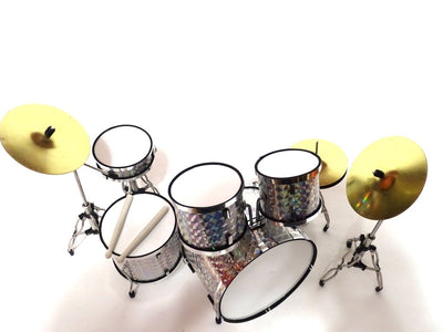 Mini bateria colecionável MDR-0039 em cor prata-cromo, escala 1:5, possibilidade de gravação personalizada, ideal para presente, altura 15 cm, feita de metal e plástico