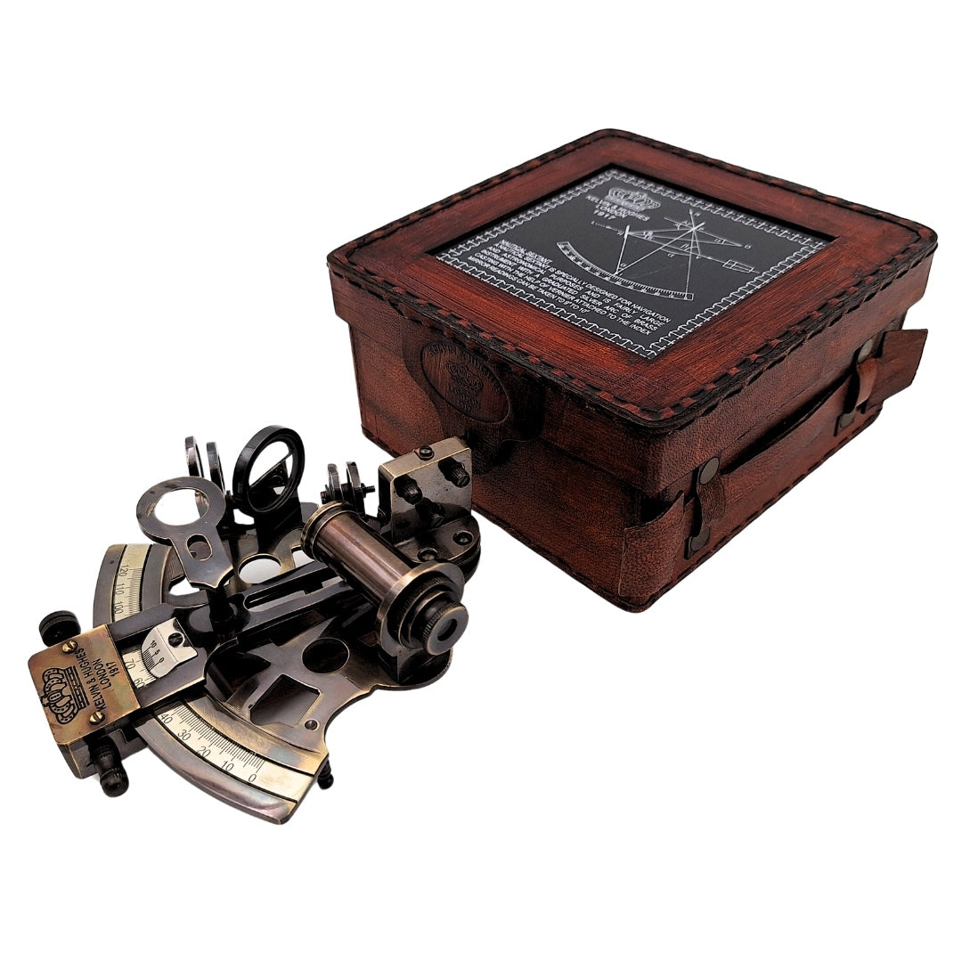Sextante de Latão com Gravação em Estojo de Couro - Réplica de 1917, Ideal para Presente para Marinheiros e Astrónomos, Dimensões 13x12x6 cm, Antigo, Material: Latão e Vidro
