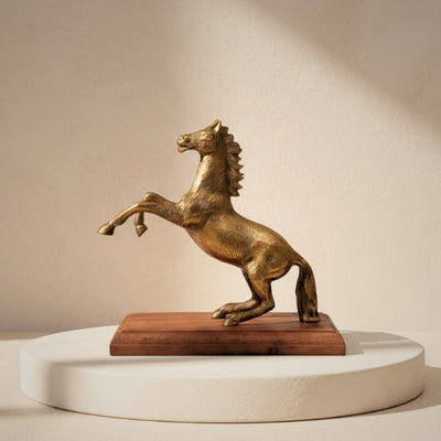 Figura de Cavalo em Alumínio com Base de Madeira com Possibilidade de Personalização por Gravação - Presente Elegante em Cor Dourada e Castanha, Altura 27,5 cm