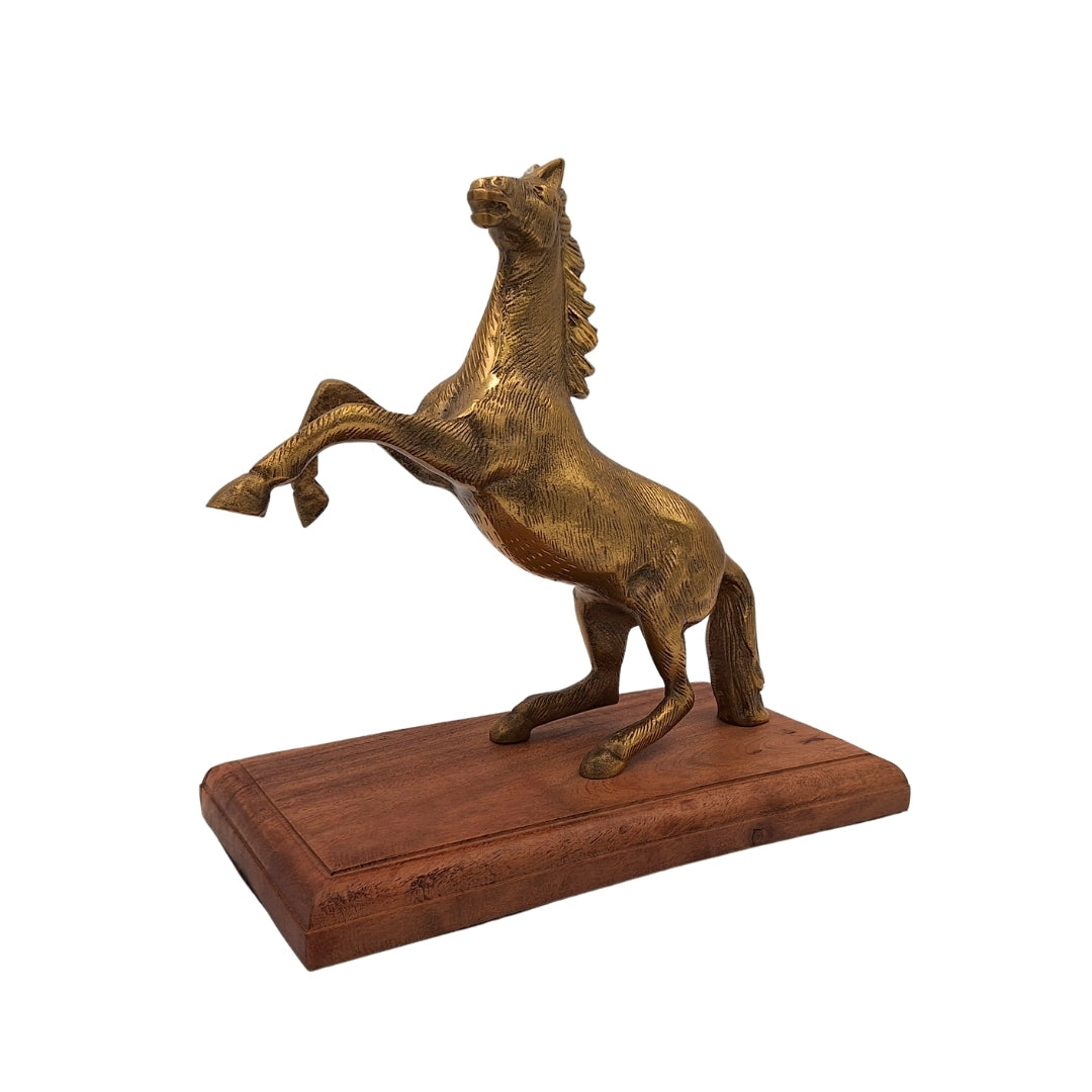 Figura de Cavalo em Alumínio com Base de Madeira com Possibilidade de Personalização por Gravação - Presente Elegante em Cor Dourada e Castanha, Altura 27,5 cm