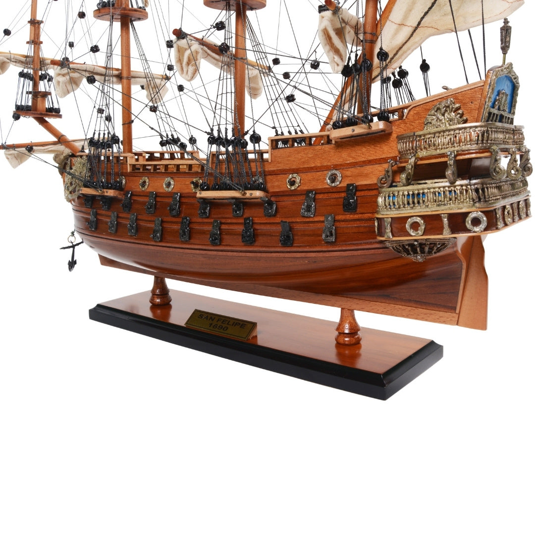 Modelo exclusivo do veleiro San Felipe SF45R com velas abertas, feito à mão em madeira exótica, possibilidade de personalização por gravação, ideal para presente, dimensões 48,3 cm x 17,8 cm x 45,7 cm