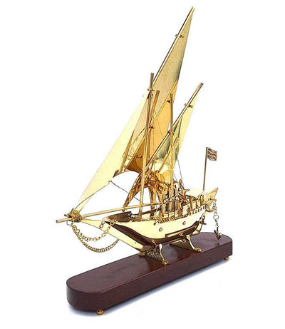 Modelo de navio em latão com base de madeira de 43 cm com possibilidade de personalização por gravação