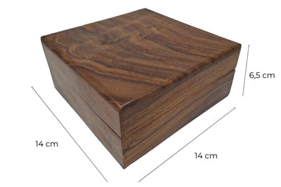 Elegante caixa de madeira com forro azul-marinho, 14x14x6,5 cm, personalizável com gravação