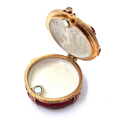 Caixa de presente exclusiva em metal com cristais B0118-08 em cor vermelho e dourado, possibilidade de personalização por gravação, ideal para joias e presente elegante para qualquer mulher, dimensões 4x4x1 cm, estilo glamour
