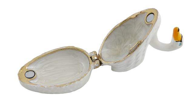 Caixa de presente elegante em metal em forma de cisne com possibilidade de personalização por gravação, branco e dourado, ideal para guardar joias - dimensões 5x3,7x2,7 cm