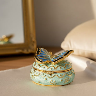 Caixa Exclusiva para Joias Borboleta com Cristais, Personalizada por Gravação, Branco-Dourado, Altura 3,5 cm