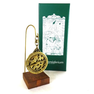 Astrolábio miniatura H81 com base de madeira e possibilidade de personalização por gravação - elemento decorativo elegante para presente a amante da astronomia, altura 13 cm, diâmetro 4,5 cm, execução única com atenção ao detalhe