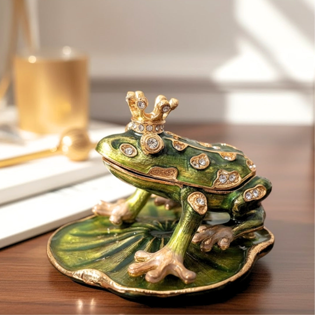 Caixa de presente exclusiva em metal em forma de rã com cristais, verde escuro e dourado, possibilidade de personalização por gravação, ideal para presente, dimensões 6,5x6,7x4,5 cm