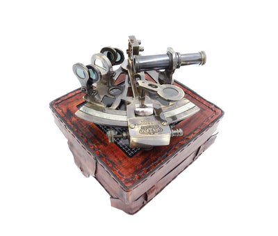 Sextante de Latão com Gravação em Estojo de Couro - Réplica de 1917, Ideal para Presente para Marinheiros e Astrónomos, Dimensões 13x12x6 cm, Antigo, Material: Latão e Vidro
