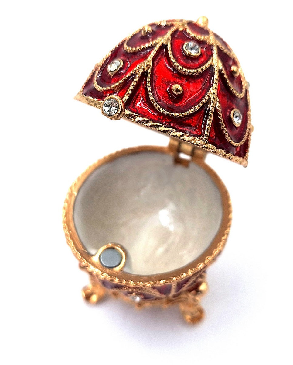 Caixa de metal exclusiva Fabergé com cristais em cor vermelho e dourado, possibilidade de personalização por gravação, ideal para presente, dimensões 5,5x6,5 cm