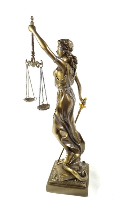 Estatueta Têmis 35 cm com possibilidade de personalização com gravação - presente elegante para advogado, juiz ou consultor jurídico, feita de poli-resina em cor dourada com acabamento antigo
