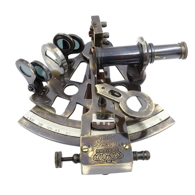 Sextante de Latão com Gravação em Estojo de Couro - Réplica de 1917, Ideal para Presente para Marinheiros e Astrónomos, Dimensões 13x12x6 cm, Antigo, Material: Latão e Vidro