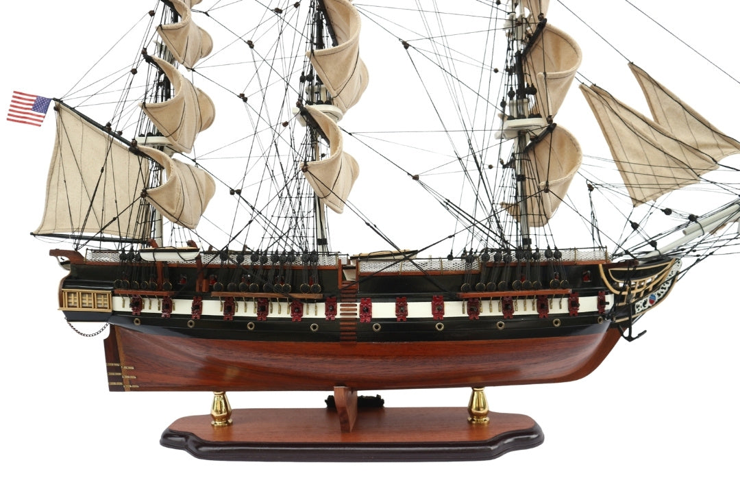 Grande modelo exclusivo do veleiro USS Constitution 100cm com possibilidade de personalização por gravação