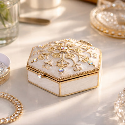 Caixa de presente elegante em metal com cristais B0035-08WH, branco e dourado, possibilidade de personalização por gravação, ideal para joias e pequenos objetos, 5x5x2 cm