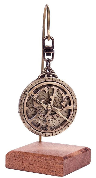 Astrolábio miniatura H81 com base de madeira e possibilidade de personalização por gravação - elemento decorativo elegante para presente a amante da astronomia, altura 13 cm, diâmetro 4,5 cm, execução única com atenção ao detalhe